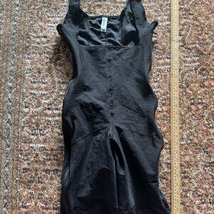 Leonisa Full Body Shaper Bodysuit Booty lifter Straps Side Zipper Med